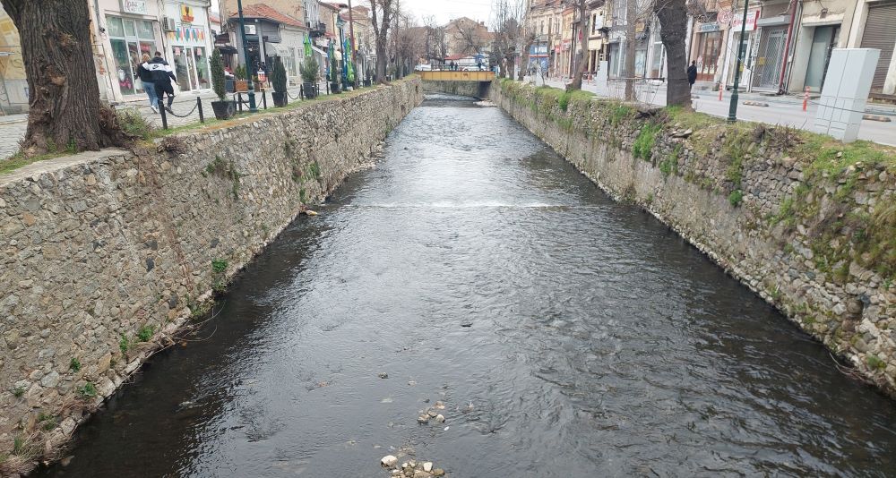 ПОЦРНЕ ВОДАТА ВО РЕКАТА ДРАГОР ВО БИТОЛА, МОЖНO E ДА СЕ АЛГИ