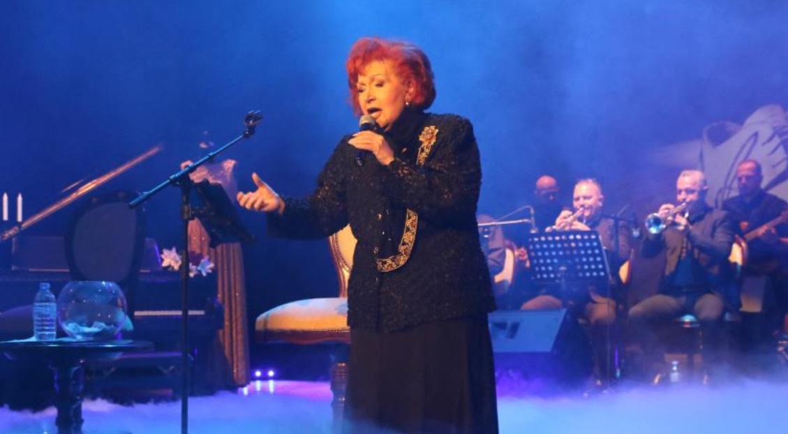 ВИОЛЕТА ТОМОВСКА И РОСАНА САРИЌ-ТОДОРОВСКА ЈА КРЕНАА ПУБЛИКАТА НА НОЗЕ НА КОНЦЕРТОТ НА ДАЦ И АЛЕКСАНДАР ВО МНТ