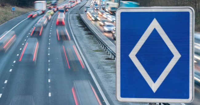 НОВ СООБРАЌАЕН ЗНАК НА ЕВРОПСКИТЕ ПАТИШТА – БЕЛ РОМБ НА СИНА ПОДЛОГА ОЗНАЧУВА ЛЕНТA ЗА ВОЗИЛА СО ПОВЕЌЕ ПАТНИЦИ