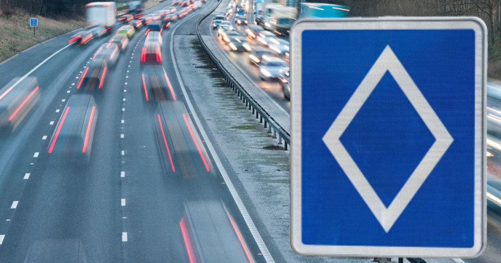 НОВ СООБРАЌАЕН ЗНАК НА ЕВРОПСКИТЕ ПАТИШТА – БЕЛ РОМБ НА СИНА ПОДЛОГА ОЗНАЧУВА ЛЕНТA ЗА ВОЗИЛА СО ПОВЕЌЕ ПАТНИЦИ