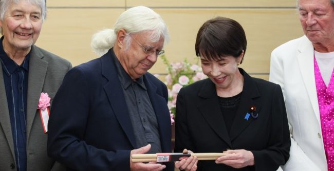 ВИЕ СТЕ МОЈ БОГ, МУ РЕЧЕ ЈАПОНСКАТА ПРЕМИЕРКА НА ТАПАНАРОТ НА „ДИП ПАРПЛ“ ИЈАН ПЕЈС