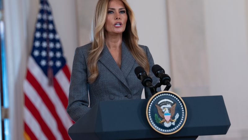 МЕЛАНИЈА ТРАМП НЕНАДЕЈНО ИЗЈАВИ ДЕКА НЕГИРА СЕКАКВА ПОВРЗАНОСТ СО ЕПСТИН МЕЛАНИЈА ТРАМП НЕНАДЕЈНО ИЗЈАВИ ДЕКА НЕГИРА СЕКАКВА ПОВРЗАНОСТ СО ЕПСТИН