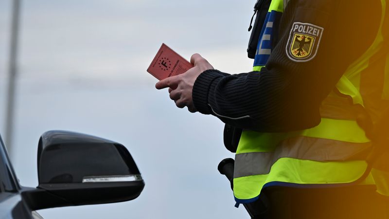 РОМАНКА КАЗНЕТА ЗА ВОЗЕЊЕ СО 176 КМ НА ЧАС ОТИ БРЗАЛА ДА НЕ Ѝ ИЗГОРИ МИЛИБРОДОТ РОМАНКА КАЗНЕТА ЗА ВОЗЕЊЕ СО 176 КМ НА ЧАС ОТИ БРЗАЛА ДА НЕ Ѝ ИЗГОРИ МИЛИБРОДОТ