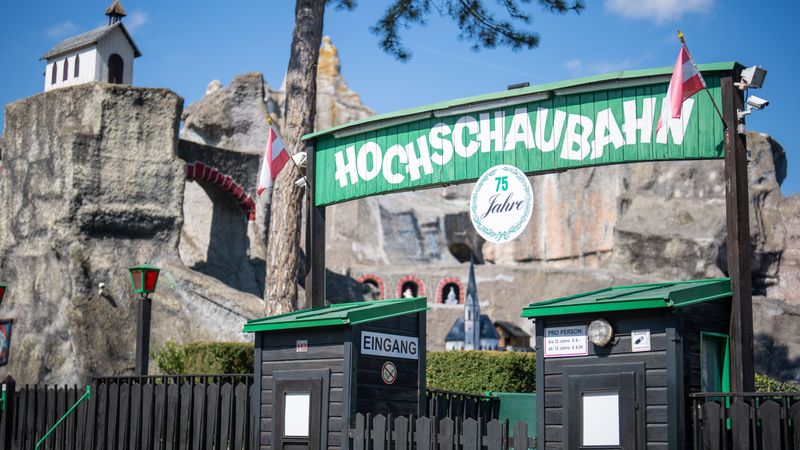 ПЕТМИНА ПОВРЕДЕНИ ПРИ ИЗЛЕТУВАЊЕ НА ВАГОН НА РОЛЕРКОСТЕР ВО ЗАБАВНИОТ ПАРК ПРАТЕР ВО ВИЕНА