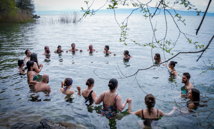 ГО СЛАВЕВМЕ ВЕЛИГДЕН КАПЕЈЌИ СЕ ВО СТУДЕНА ВОДА ВО ОХРИД, ТАКА СЕ ПОВРЗУВАМЕ ЕДНИ СО ДРУГИ, ВЕЛИ БЕТИКА КОТОВЧЕВСКА