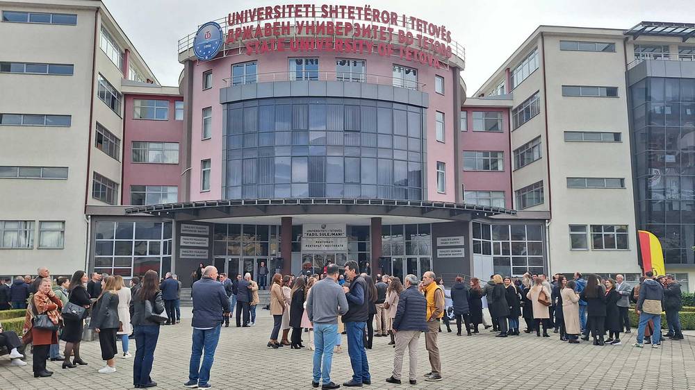 СОПРУГАTA НА ПРЕТСЕДАТЕЛОТ НА СЕНАТОТ НА ДРЖАВНИОТ УНИВЕРЗИТЕТ ВО ТЕТОВО БЕСПРАВНО СЕ СТЕКНАЛА СО ЗВАЊЕТО РЕДОВЕН ПРОФЕСОР, ОБВИНУВААТ ОД ФОРУМОТ ЗА ОБРАЗОВНИ ПРОМЕНИ