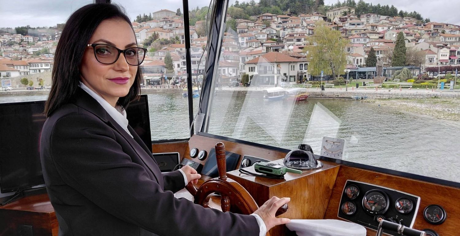 ЗА ВОЗЕЊЕ БРОД НЕ ТРЕБААТ МУСКУЛИ, ТУКУ ТЕХНИКА – ПОДКАСТ СО ЕЛЕНА ЛОТЕСКА-НАУМОВСКА, ПРВАТА ЖЕНА КАПЕТАН ВО МАКЕДОНИЈА