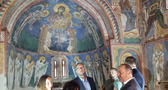 ЕДЕН МЕСЕЦ ПО ВЕСТА ДЕКА НЕ МОЖЕ ДА СЕ СТАВИ НАСТРЕШНИЦА ЗА ЗАШТИТА НА ЦРКВАТА ВО КУРБИНОВО ПОРАДИ ПРИВАТНА ПАРЦЕЛА, ЉУТКОВ НАЈАВИ РЕШЕНИЕ ВО НАЈКУС МОЖЕН РОК