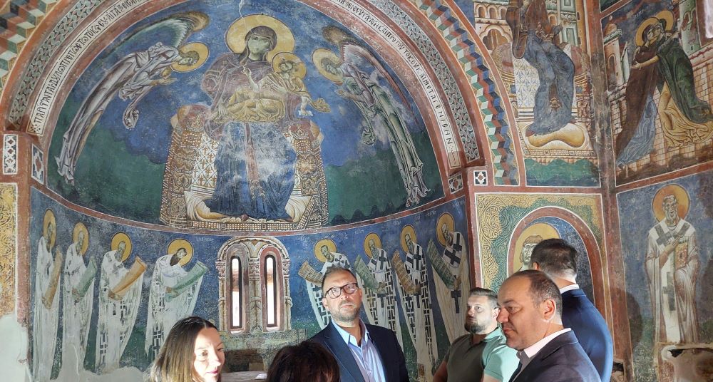 ЕДЕН МЕСЕЦ ПО ВЕСТА ДЕКА НЕ МОЖЕ ДА СЕ СТАВИ НАСТРЕШНИЦА ЗА ЗАШТИТА НА ЦРКВАТА ВО КУРБИНОВО ПОРАДИ ПРИВАТНА ПАРЦЕЛА, ЉУТКОВ НАЈАВИ РЕШЕНИЕ ВО НАЈКУС МОЖЕН РОК