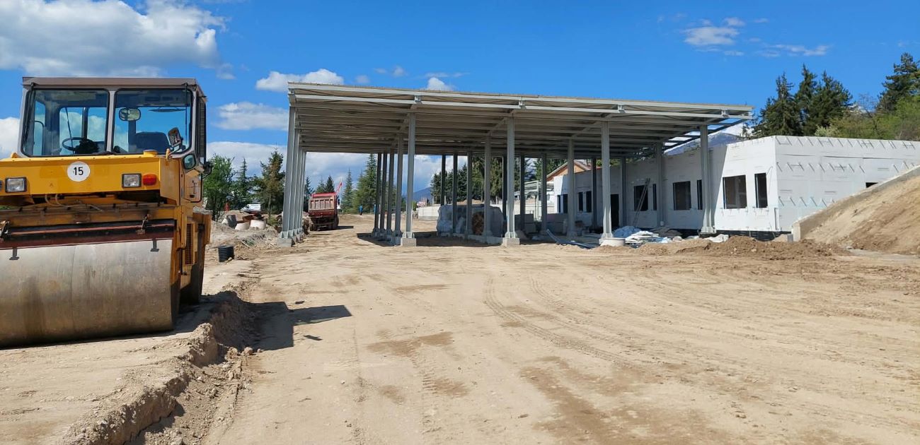 ИЗГРАДЕНИ 60 ОТСТО ОД ГРАНИЧНИОТ ПРЕМИН МАРКОВА НОГА НА МАКЕДОНСКАТА СТРАНА ВО ПРЕСПА, НА ГРЧКАТА УШТЕ СТОИ ЛИВАДА