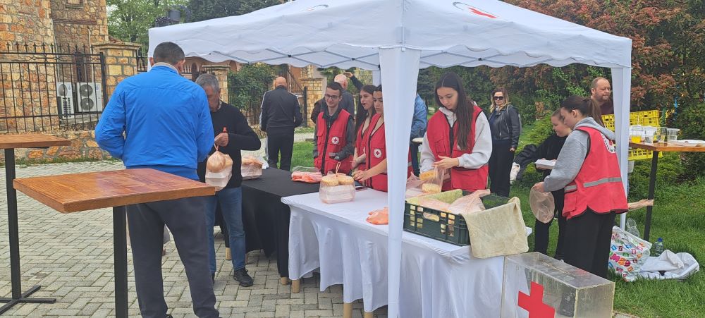 БЕСПЛАТНО ПОДЕЛЕНИ 700 ОБРОЦИ ВЕЛИГДЕНСКИ РУЧЕК ВО ВЕЛЕС, БЕЗ ГУЖВИ И ТУРКАНИЦИ