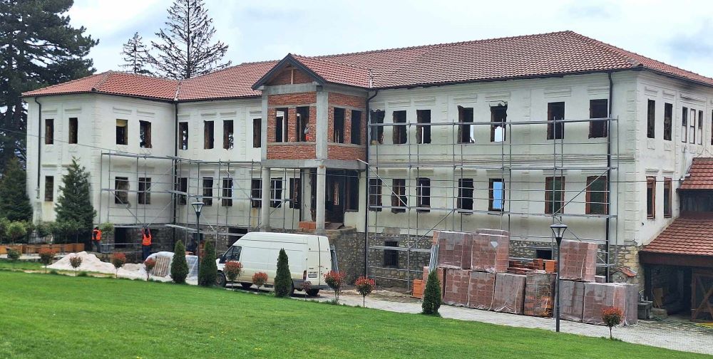 ПО ШЕСТ ГОДИНИ ЗАСТОЈ, ПРОДОЛЖИ РЕКОНСТРУКЦИЈАТА НА КОНАКОТ ВО ЛЕШОЧКИОТ МАНАСТИР