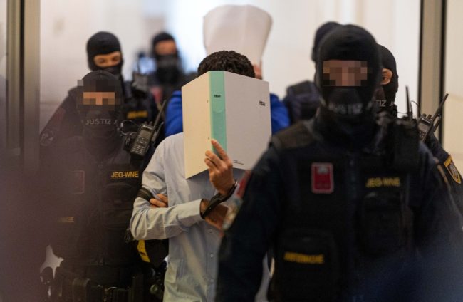 ВО АВСТРИЈА ПОЧНА СУДЕЊЕТО НА АВСТРИСКИОТ ГРАЃАНИН СО ПОТЕКЛО ОД МАКЕДОНИЈА КОЈ САКАЛ ДА ИЗВРШИ ТЕРОРИСТИЧКИ НАПАД НА КОНЦЕРТ НА ТЕЈЛОР СВИФТ, СЕ ИЗЈАСНИ КАКО ВИНОВЕН