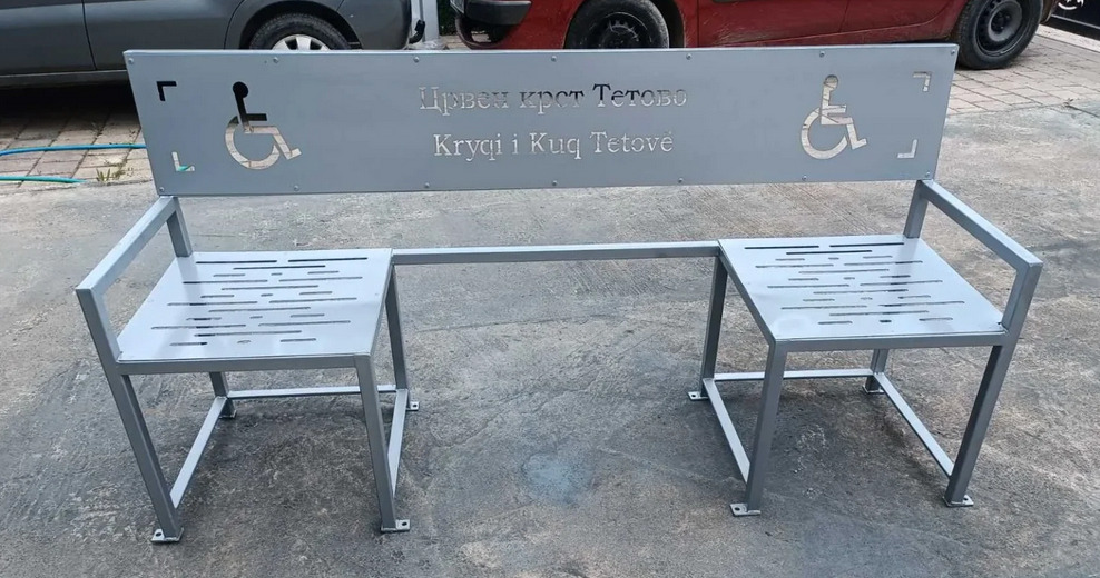 ВОЛОНТЕРИТЕ НА ЦРВЕН КРСТ ТЕТОВО НАПРАВИЈА СПЕЦИЈАЛИЗИРАНИ КЛУПИ ЗА ЛИЦА ВО ИНВАЛИДСКИ КОЛИЧКИ