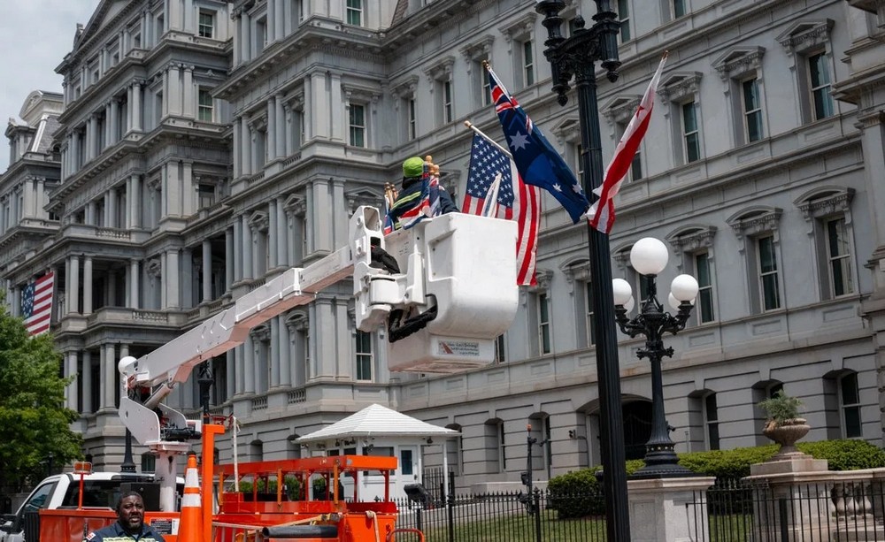 АВСТРАЛИСКИ МЕСТО БРИТАНСКИ ЗНАМИЊА ПОСТАВЕНИ ВО ВАШИНГТОН ПРЕД ДОАЃАЊЕТО НА КРАЛОТ ЧАРЛС