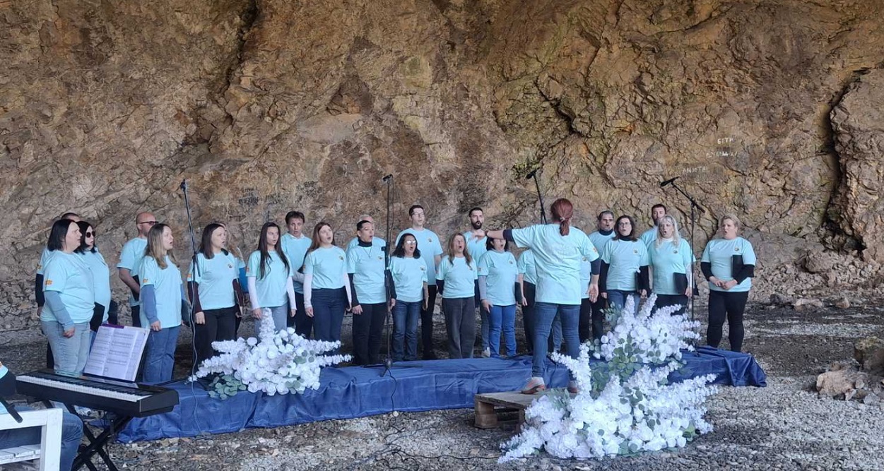 УНИКАТЕН КОНЦЕРТ НА ТЕТОВСКИОТ ХОР „БАЛТЕПЕ“ КОЈ ПЕЕШЕ ОД ПЕШТЕРАТА ВО ЈЕГУНОВЦЕ