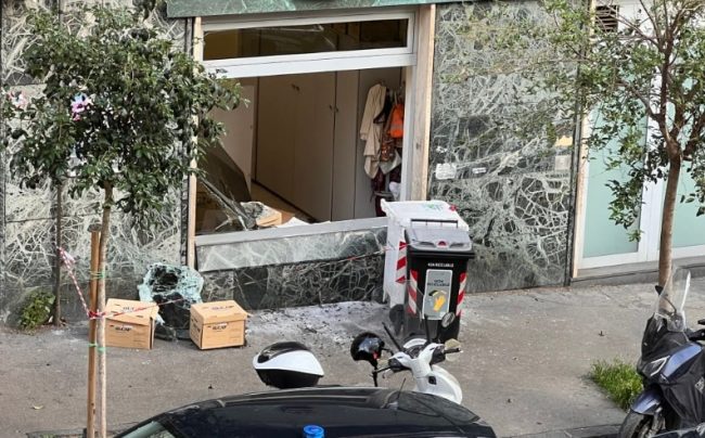 СРЕДЕ ДЕН ОГРАБЕНА БАНКА ВО НЕАПОЛ, КРАДЦИТЕ ИЗБЕГАЛЕ НИЗ ТУНЕЛ ОТКАКО ДРЖЕЛЕ 25 ЗАЛОЖНИЦИ