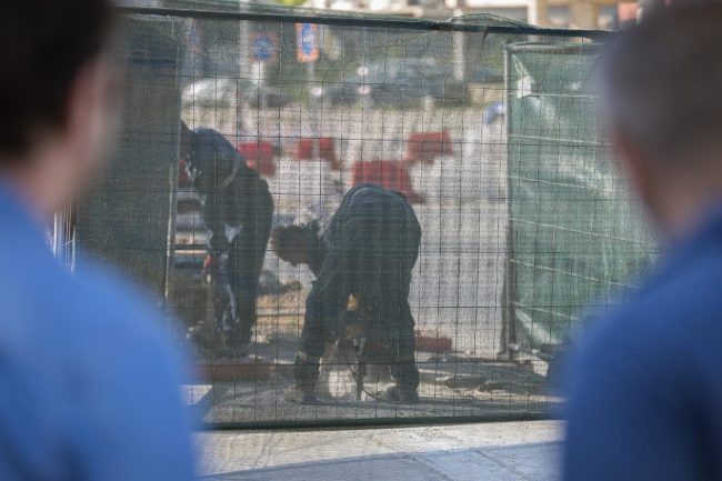 АСФАЛТИРАЈ СИ – КОПАЈ СИ, ЧУЛАКОСКИ ОД „ПОИНАКУ“ ВО НОЌНА ИНСПЕКЦИЈА ОТКРИ НОВИ КРПЕНИЦИ НА НОВИОТ ВЛЕЗ ВО БИТОЛА, ОД ОПШТИНАТА ВЕЛАТ САНАЦИЈАТА ЌЕ ЈА ПЛАТИ ИЗВЕДУВАЧОТ