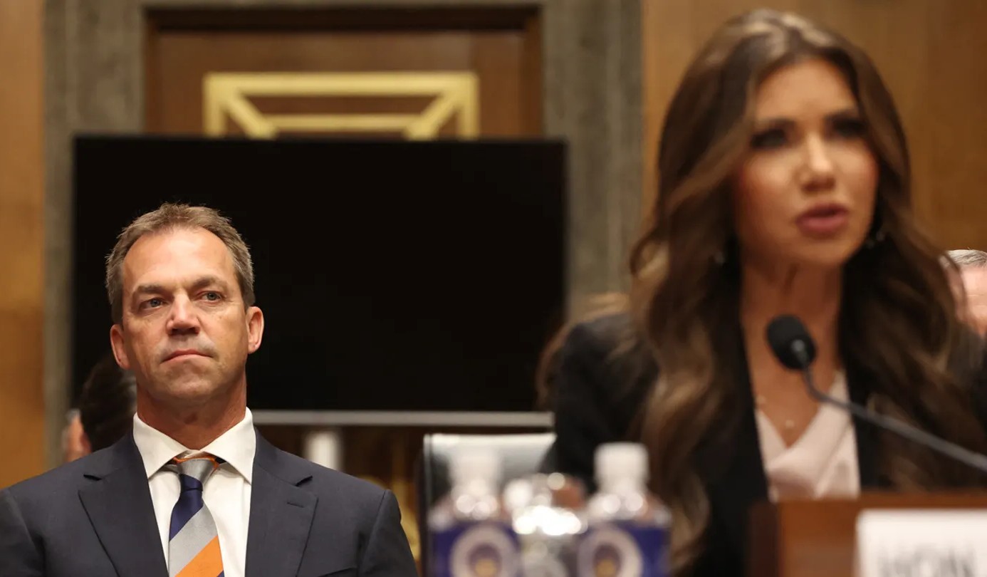 СОПРУГОТ НА БИВШАТА МИНИСТЕРКА НА ТРАМП, КРИСТИ НОЕМ, ИМ ПРАЌАЛ НА ДРУГИ ЖЕНИ ФЕТИШ ФОТОГРАФИИ НА КОИ НОСИ ГОЛЕМИ ВЕШТАЧКИ ГРАДИ