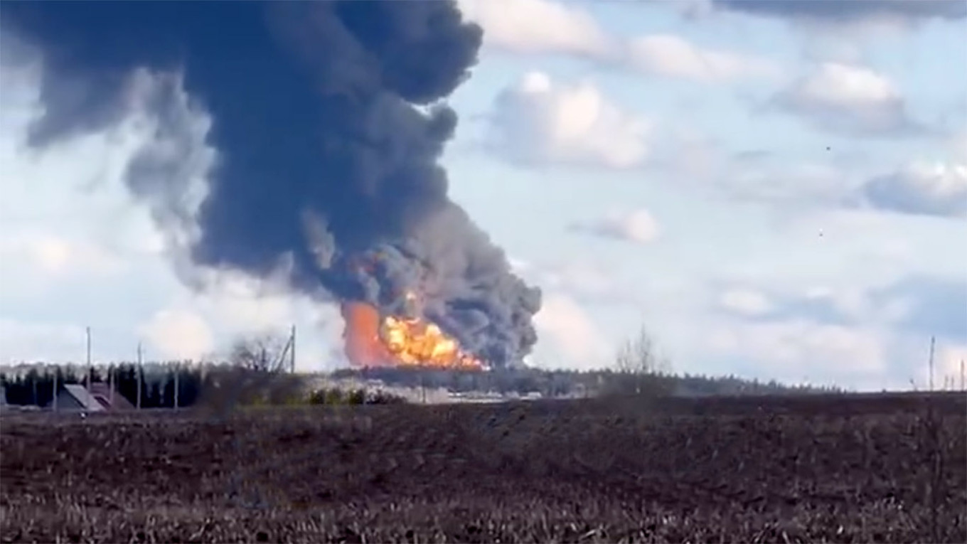 УКРАИНСКИ ДРОНОВИ ЈА ПОГОДИЈА РАФИНЕРИЈАТА НА „ЛУКОИЛ“ ВО РУСКИОТ ГРАД ПЕРМ, ПРОГЛАСЕНА ТРЕВОГА ЗА ХЕМИСКА ОПАСНОСТ