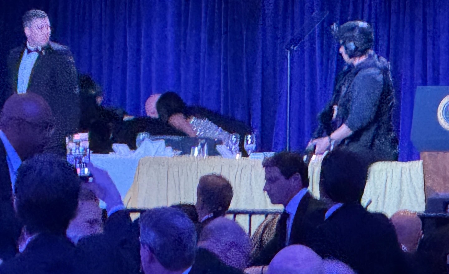 НАПАЃАЧОТ НА ВЕЧЕРАТА НА КОЈА БЕШЕ ТРАМП САКАЛ ДА ПУКА ВО ВИСОКИ АМЕРИКАНСКИ ФУНКЦИОНЕРИ, ВО ХОТЕЛОТ ВЛЕГОЛ СО САЧМАРКА И ПИШТОЛ