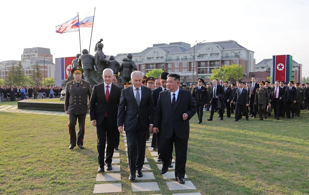 КИМ ГИ ФАЛЕШЕ СЕВЕРНОКОРЕЈСКИТЕ ВОЈНИЦИ КОИ СЕ САМОРАЗНЕЛЕ ЗА ДА НЕ БИДАТ ЗАРОБЕНИ ОД УКРАИНА