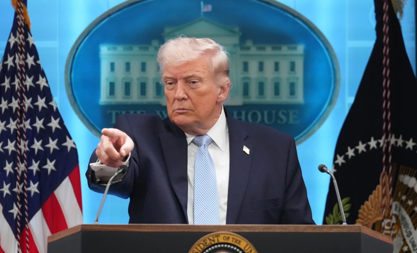 ИРАН НЕ ПОПУШТА ПРЕД УЛТИМАТУМОТ НА ТРАМП, СЕ ЗАКАНИ ДЕКА ЗАЛИВСКИТЕ ГРАДОВИ ЌЕ ПОТОНАТ ВО ТЕМНИНА