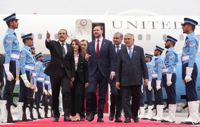 САД И ИРАН ГИ ПРОДОЛЖУВААТ МИРОВНИТЕ РАЗГОВОРИ ВО ПАКИСТАН, ТРАМП ОБЈАВИ ДЕКА СЕ РАСЧИСТУВА ОРМУСКИОТ ТЕСНЕЦ ОД МИНИ