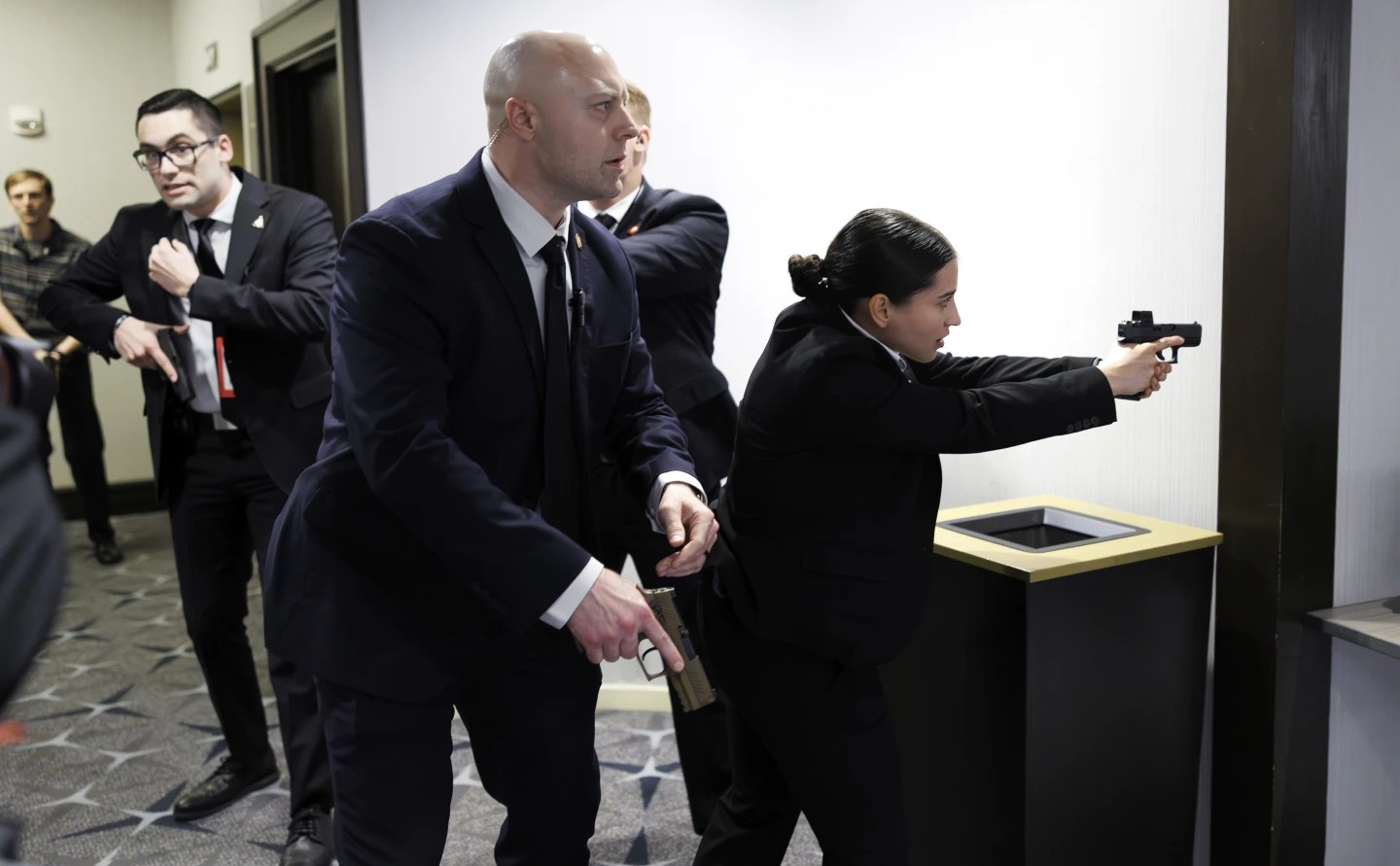 НАПАЃАЧОТ НА ГАЛА-ВЕЧЕРАТА ВО ВАШИНГТОН Е МАГИСТЕР ПО КОМПЈУТЕРСКИ НАУКИ, РАБОТЕЛ КАКО НАСТАВНИК И ПРАВЕЛ ВИДЕОИГРИ