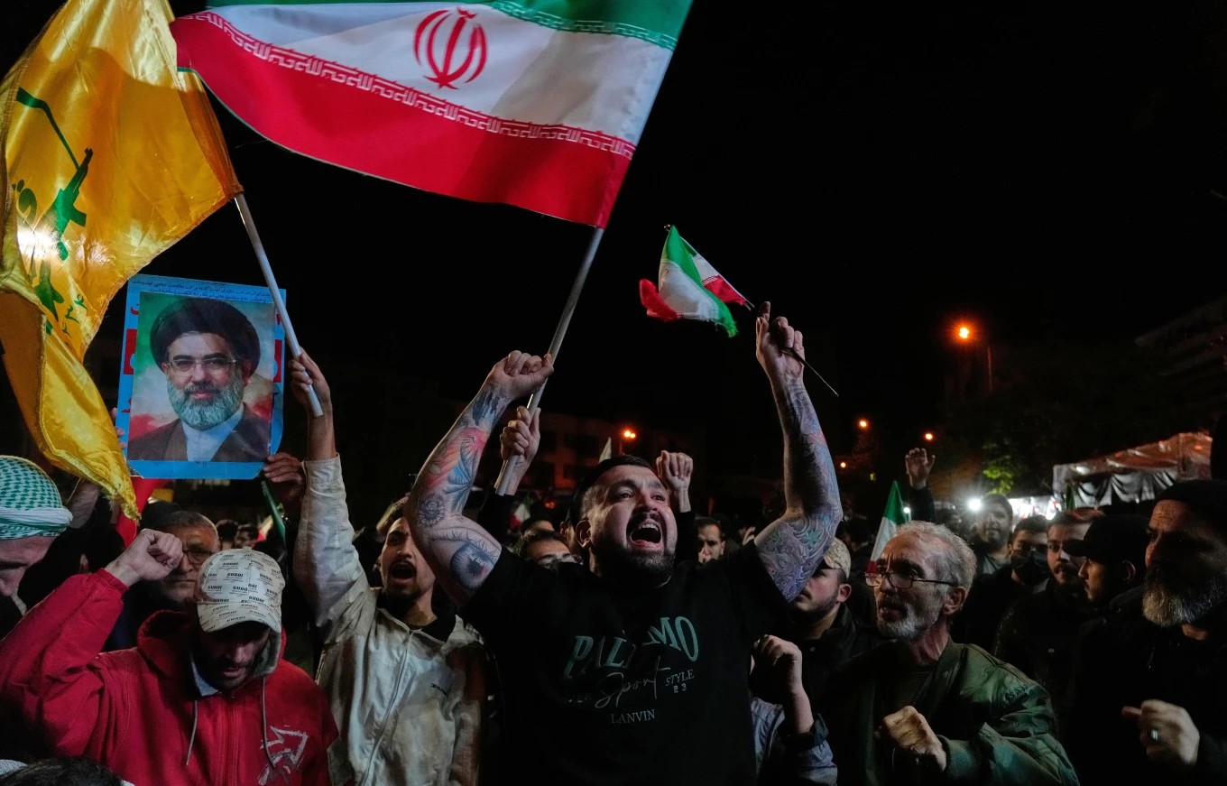 ТРАМП ВЕЛИ ДЕКА САД ТЕСНО СОРАБОТУВААТ СО ИРАН И НАЈАВИ ЦАРИНИ ЗА ЗЕМЈИТЕ КОИ МУ ПРОДАВААТ ОРУЖЈЕ