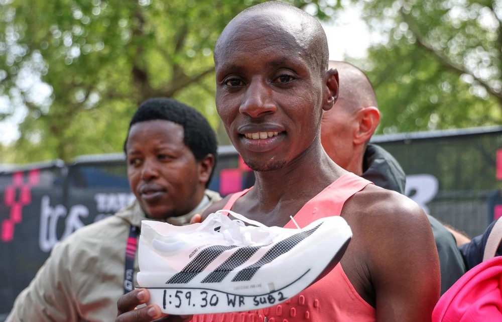 КЕНИЕЦОТ САВЕ ВО ЛОНДОН СТАНА ПРВИОТ ЧОВЕК КОЈ ИСТРЧАЛ МАРАТОН ЗА ПОМАЛКУ ОД ДВА ЧАСА