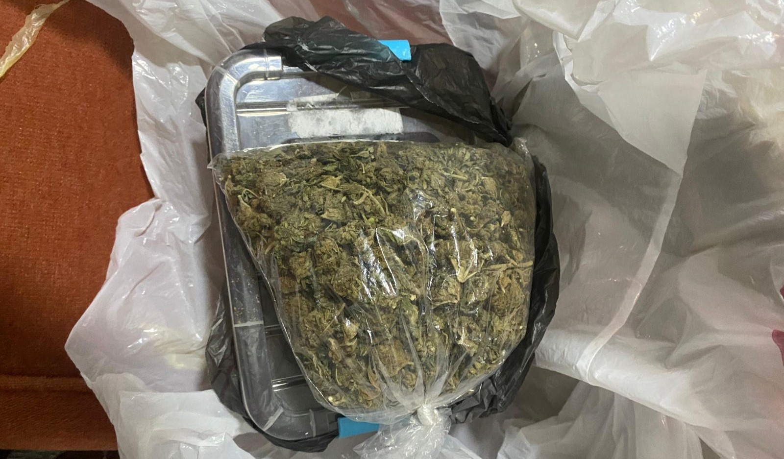 УАПСЕН 16-ГОДИШНИК СО 34 ПАКУВАЊА ДРОГА ВО ТЕТОВО