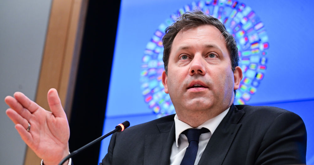 ГЕРМАНСКИОТ МИНИСТЕР ЗА ФИНАНСИИ ПОТВРДИ ДЕКА ЕВРОПА СЕ СООЧУВА СО НЕДОСТИГ НА КЕРОЗИН