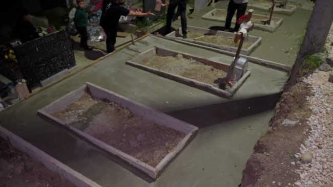 СКОПСКАТА ПОГРЕБАЛНА ФИРМА „БУТЕЛ“ ИЗБЕТОНИРАЛА ГРОБОВИ ЗА ДА НАПРАВИ НОВИ ГРОБНИ МЕСТА, ВЕЛИ НАПРАВИЛА ГРЕШКА И ЌЕ ЈА ПОПРАВИ