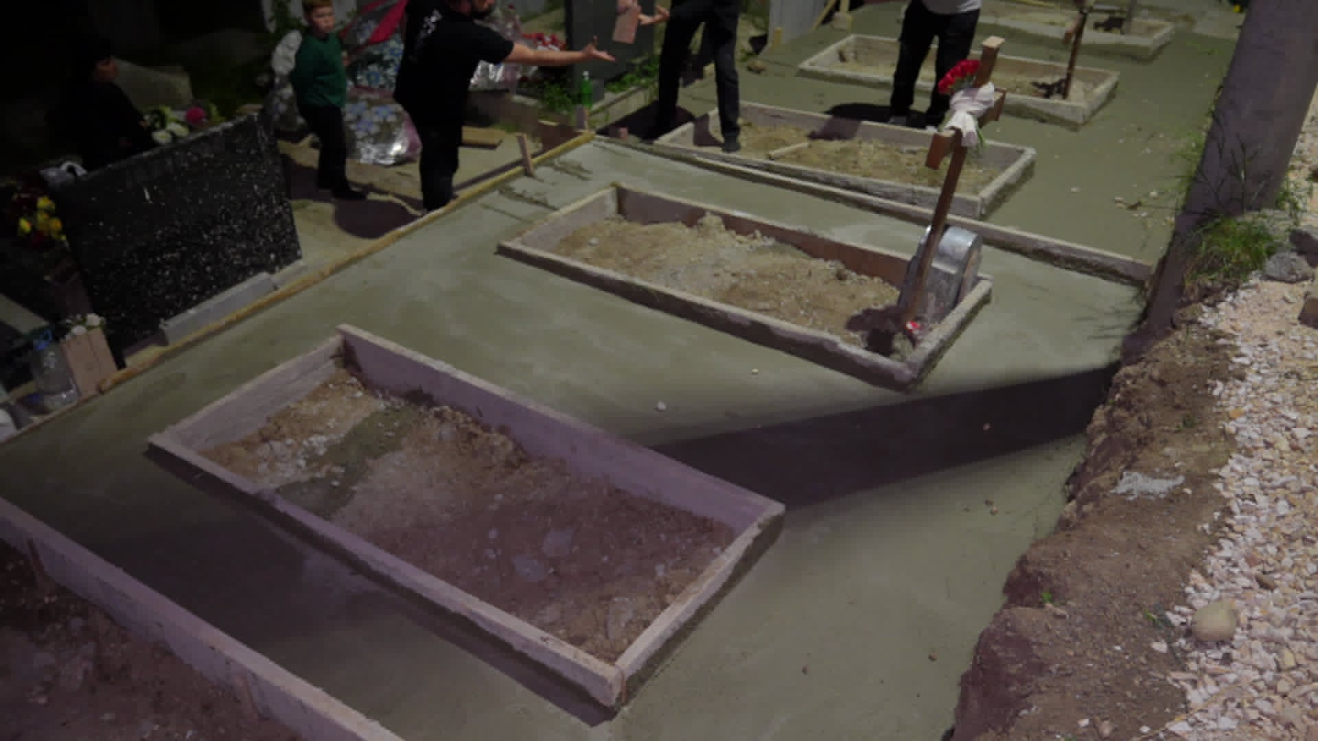 СКОПСКАТА ПОГРЕБАЛНА ФИРМА „БУТЕЛ“ ИЗБЕТОНИРАЛА ГРОБОВИ ЗА ДА НАПРАВИ НОВИ ГРОБНИ МЕСТА, ВЕЛИ НАПРАВИЛА ГРЕШКА И ЌЕ ЈА ПОПРАВИ