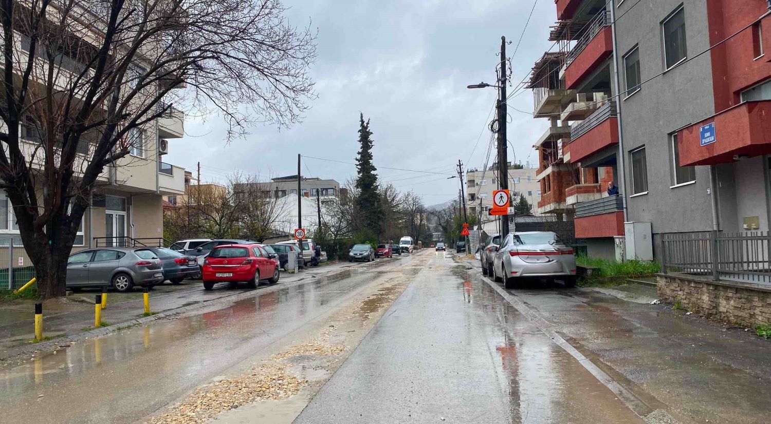 ВТОР МЕСЕЦ СКОПСКАТА НАСЕЛБА ХРОМ Е БЕЗ ЈАВЕН ПРЕВОЗ ОТИ СЕ ГРАДИ АТМОСФЕРСКА КАНАЛИЗАЦИЈА, НО ДВЕ НЕДЕЛИ НИШТО НЕ СЕ РАБОТИ