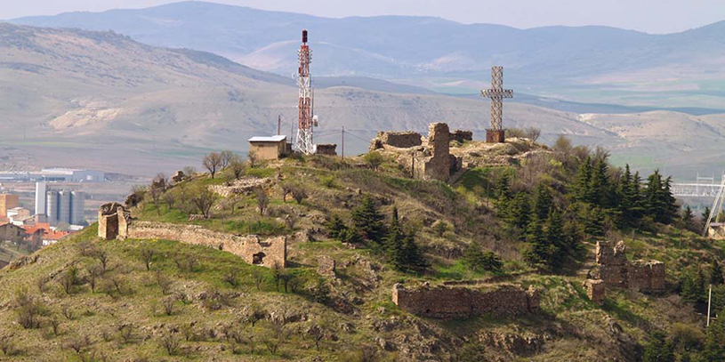 СО 1,4 МИЛИОНИ ЕВРА ОД УНГАРСКИОТ КРЕДИТ ПОЧНА РЕСТАВРАЦИЈАТА НА ТВРДИНАТА ИСАР ВО ШТИП, ЌЕ СЕ ГРАДИ И ПАТ ДО ВРВОТ