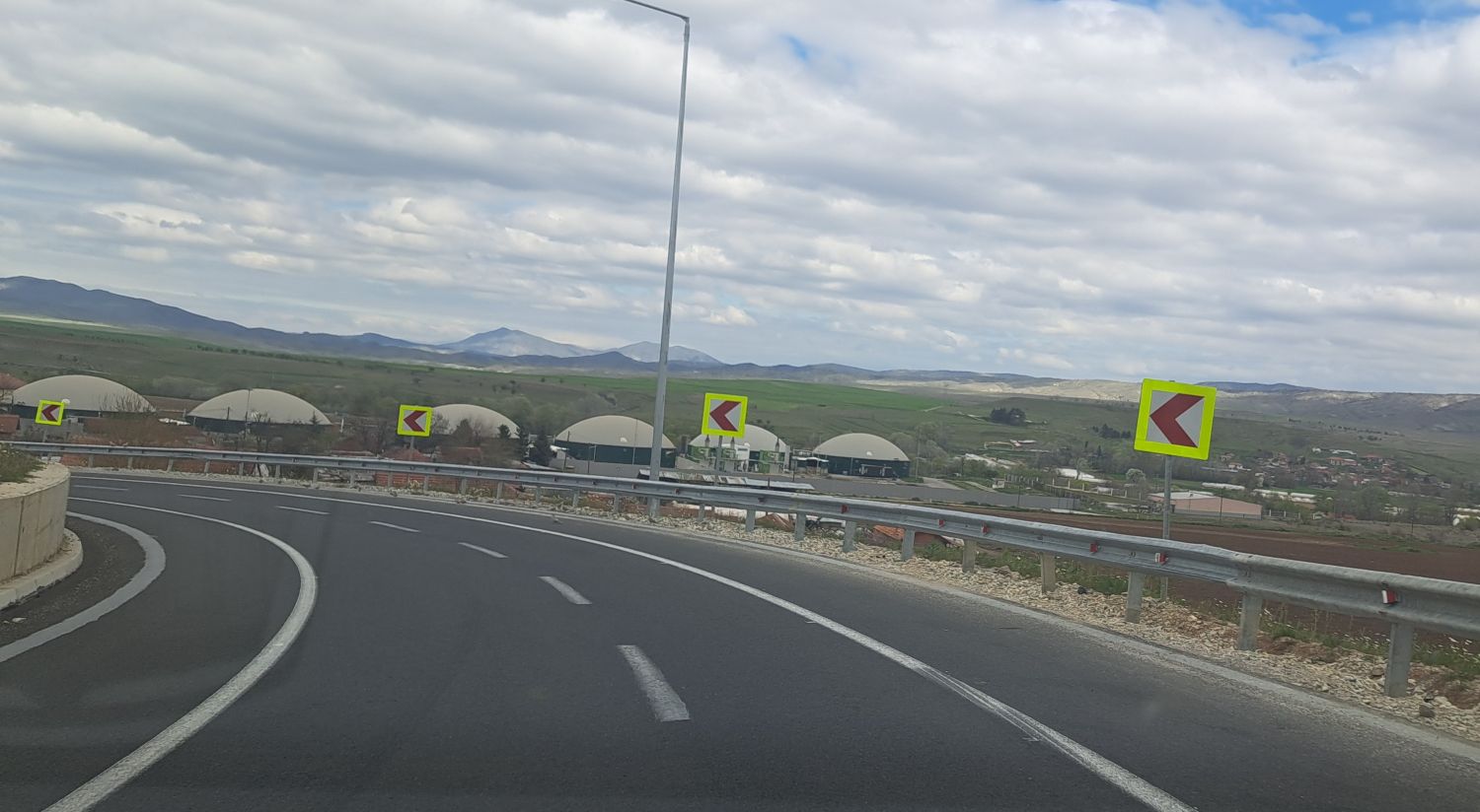 ЗА 30 ОТСТО ПОВЕЌЕ СООБРАЌАЈКИ ВО ВЕЛЕШКО, НАЈМНОГУ НА ИСКЛУЧОКОТ ОД ЕКСПРЕСНИОТ ПАТ ПРИЛЕП-ГРАДСКО КАДЕ ЛАНИ ЗАГИНАА ПЕТМИНА ОТИ НЕМА ПРЕДУПРЕДУВАЊЕ ЗА ОПАСНОСТ