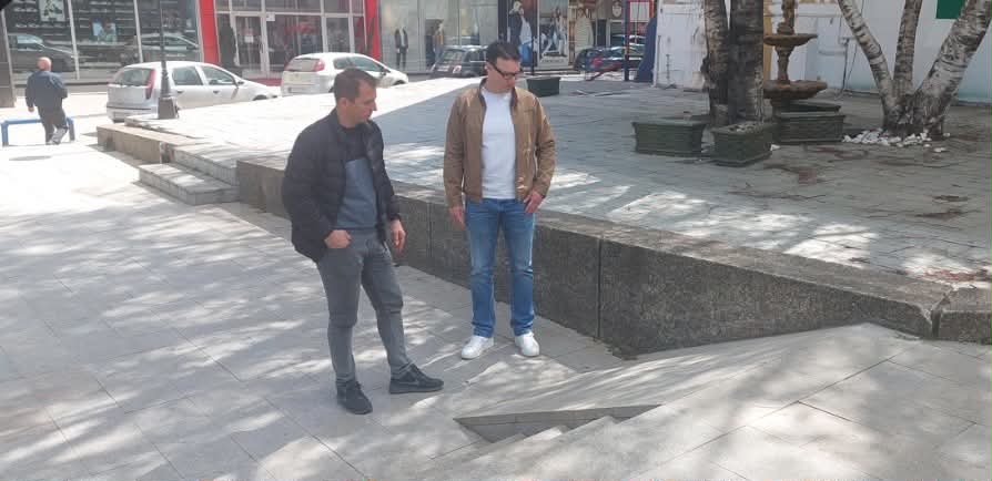 СТРМНИ И НЕБЕЗБЕДНИ СЕ РАМПИТЕ НА ПЛОШТАДОТ РЕКОНСТРУИРАН ЗА 835.000 ЕВРА, СОВЕТНИЦИТЕ НА „РЕД ЗА КУМАНОВО“ БАРААТ РЕВИЗИЈА НА ПРОЕКТОТ