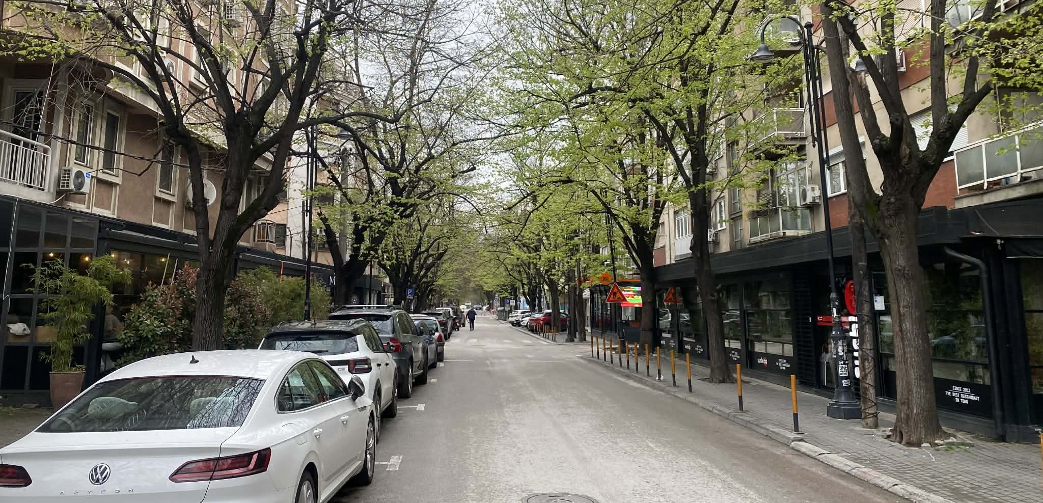 КАФЕАНЏИИТЕ НА ЛЕНИНОВА НЕ САКААТ ДА ГИ ОТСТРАНАТ ДИВИТЕ СТАКЛЕНИЦИ НА ТРОТОАРИТЕ, А ОПШТИНА ЦЕНТАР ЌЕ ЈА РЕНОВИРА УЛИЦАТА