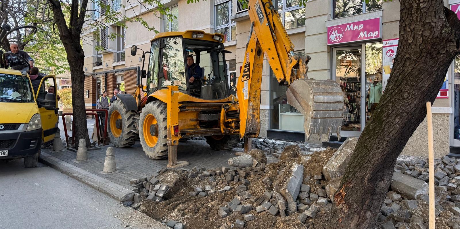 ОПШТИНА ЦЕНТАР ЌЕ ПОТРОШИ ПОЛА МИЛИОН ЕВРА ЗА РЕНОВИРАЊЕ НА ЛЕНИНОВА, НЕ ЗНАЕ ДАЛИ КАФЕАНЏИИТЕ ПАК ЌЕ ГИ УЗУРПИРААТ ТРОТОАРИТЕ СО ЗАСТАКЛЕНИ ТЕРАСИ ОПШТИНА ЦЕНТАР ЌЕ ПОТРОШИ ПОЛА МИЛИОН ЕВРА ЗА РЕНОВИРАЊЕ НА ЛЕНИНОВА, НЕ ЗНАЕ ДАЛИ КАФЕАНЏИИТЕ ПАК ЌЕ ГИ УЗУРПИРААТ ТРОТОАРИТЕ СО ЗАСТАКЛЕНИ ТЕРАСИ