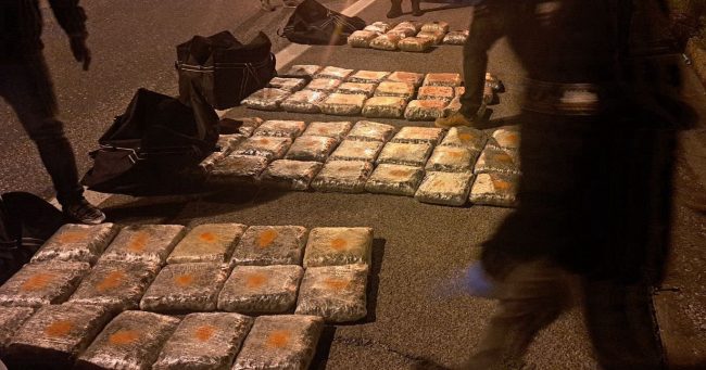 НА НАПЛАТНАТА РАМПА СТОБИ ПРЕСРETНАТИ 65 КИЛОГРАМИ МАРИХУАНА, ВОЗАЧОТ ПРИТВОРЕН ПО ОБИД ЗА БЕГСТВО