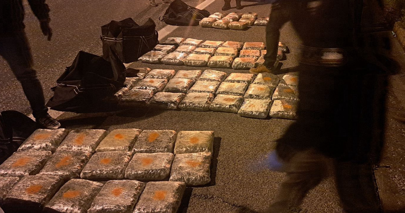 НА НАПЛАТНАТА РАМПА СТОБИ ПРЕСРETНАТИ 65 КИЛОГРАМИ МАРИХУАНА, ВОЗАЧОТ ПРИТВОРЕН ПО ОБИД ЗА БЕГСТВО НА НАПЛАТНАТА РАМПА СТОБИ ПРЕСРETНАТИ 65 КИЛОГРАМИ МАРИХУАНА, ВОЗАЧОТ ПРИТВОРЕН ПО ОБИД ЗА БЕГСТВО