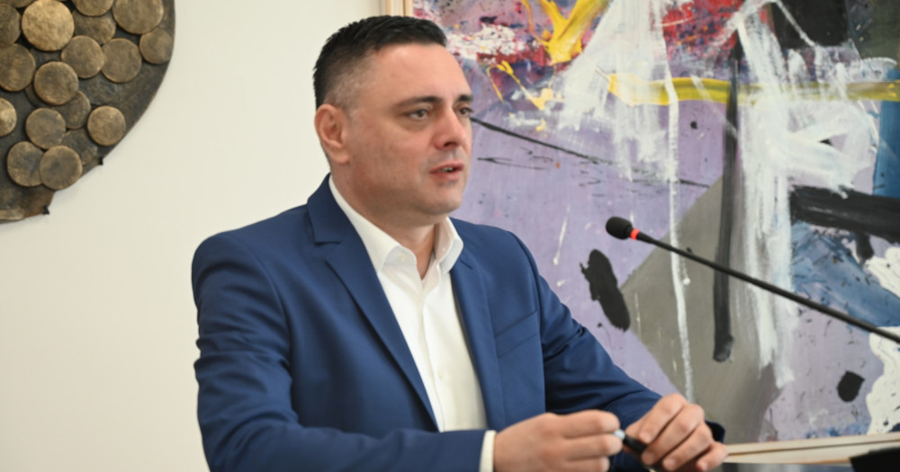 ОПШТИНА КАВАДАРЦИ ЌЕ НАБАВИ АРОМА И АРОМАТИЗЕРИ, ВЕЛАТ ДЕКА ТРЕБА ДА МИРИСА УБАВО КОГА ЌЕ ВЛЕЗЕТЕ ВО ОПШТИНСКАТА ЗГРАДА