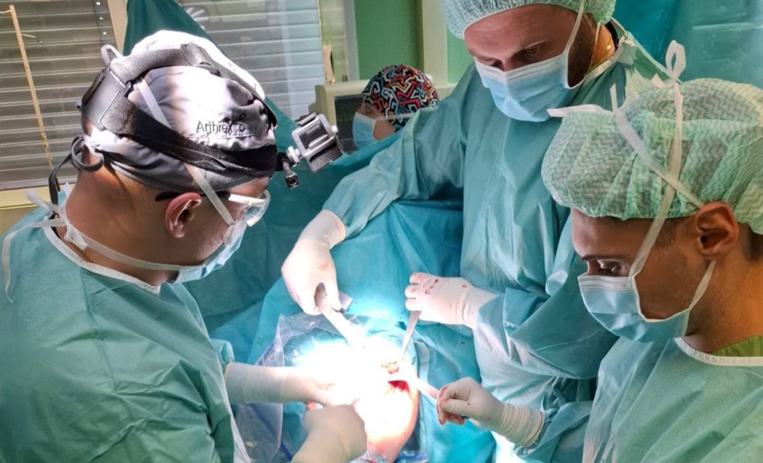 ЗА ПРВПАТ ВО РЕГИОНОТ, ВО БОЛНИЦАТА „8 СЕПТЕМВРИ“ ИЗВРШЕНА ОПЕРАЦИЈА НА РАМО СО СОФТВЕР ЗА ПЕРСОНАЛИЗИРАН ПРИСТАП КОН ПАЦИЕНТОТ