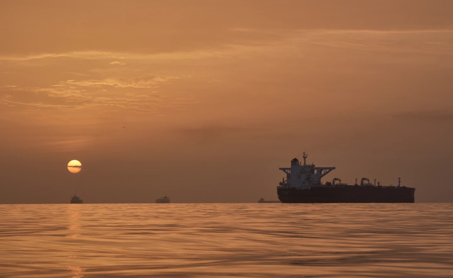 ЦЕНИТЕ НА НАФТАТА ПОРАСНАА НА 126 ДОЛАРИ ЗА БАРЕЛ ПО НАЈАВИТЕ ДЕКА САД СПРЕМААТ НОВИ НАПАДИ ВРЗ ИРАН