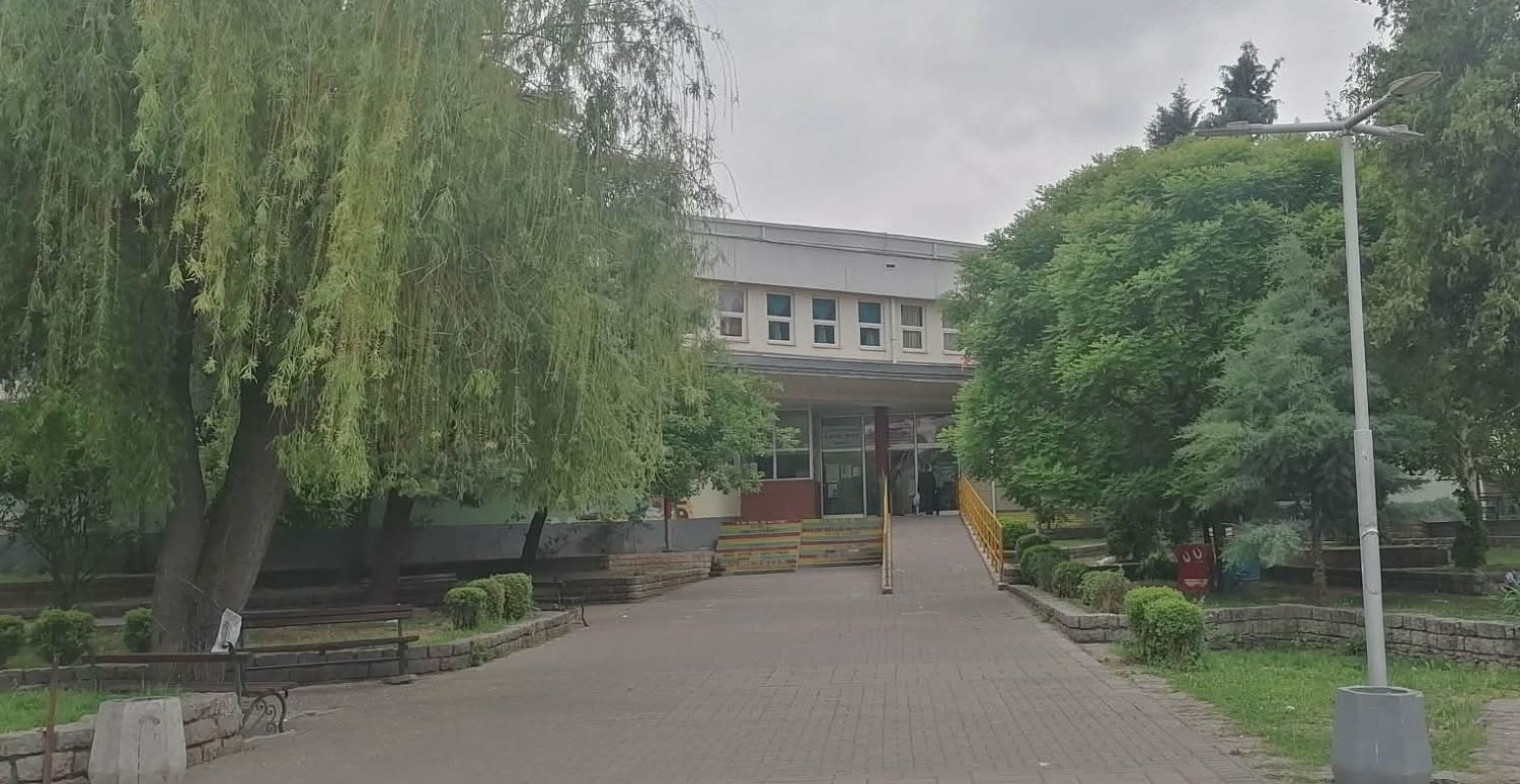 ИСКРШЕН ИНВЕНТАР И ОШТЕТЕНИ АПАРАТИ ВО ШТИПСКОТО ШКОЛО „ВАНЧО ПРЌЕ“, НАСТАВАТА Е ПРЕКИНАТА