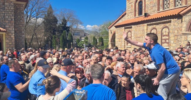 ЗА ЕДЕН ЧАС БЕСПЛАТНО БЕА ПОДЕЛЕНИ ДВЕ ИЛЈАДИ ЈАЈЦА ВО ВЕЛЕС, МОРАШЕ И ПОЛИЦИЈАТА ДА ВОВЕДУВА РЕД