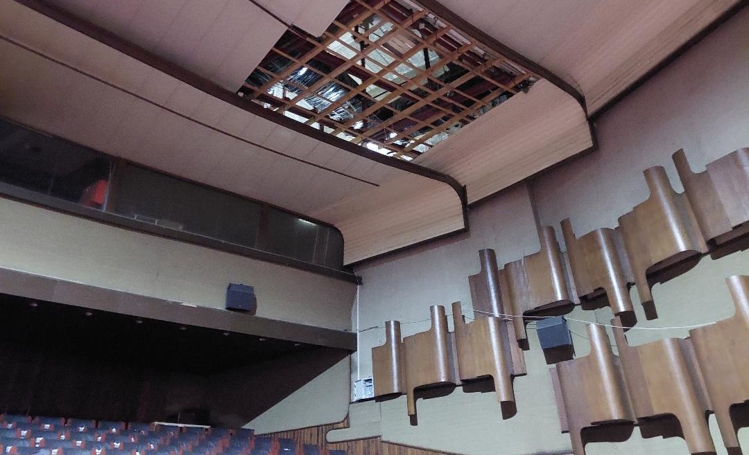 ПОПУШТИ ТАВАНОТ ОД ГОЛЕМАТА САЛА ВО ЦЕНТАРОТ ЗА КУЛТУРА ВО БИТОЛА, ОТКАЖАНИ СЕ СИТЕ НАСТАНИ