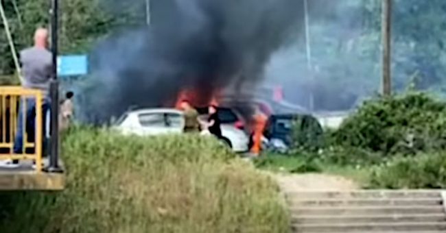 ИЗГОРЕА АВТОМОБИЛИ НА СТАРИОТ ПОЛИГОН ВО СКОПЈЕ, ВОЈНИК СПРЕЧИ ПОЖАРОТ ДА СЕ ПРОШИРИ